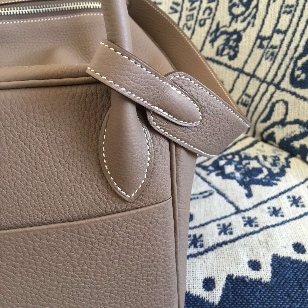 Hand Stitching Hermes CK18 Etoupe Grey Togo Calfskin Lindy Bag 30cm
