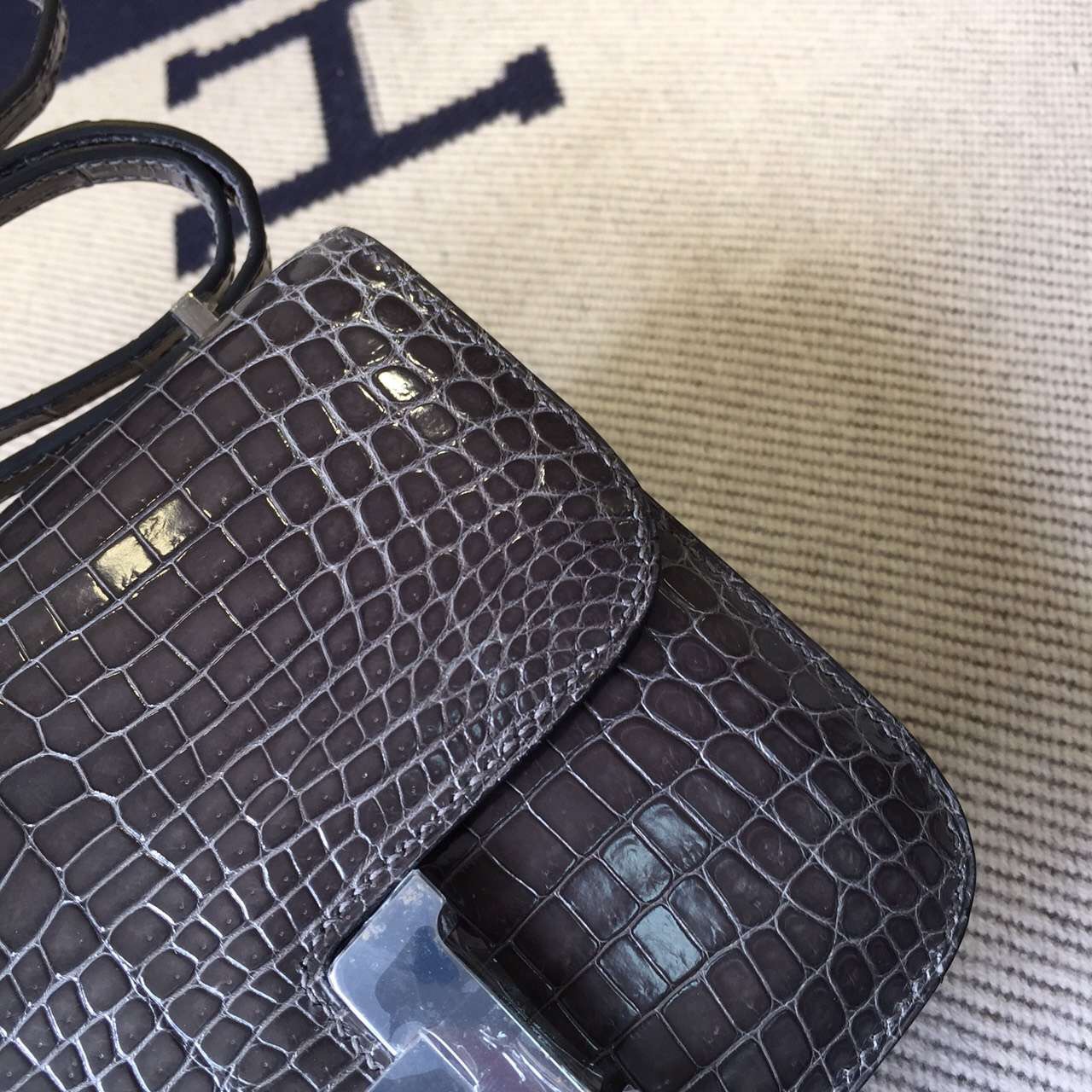Hermes 8F Etain Grey Crocodile Shiny Leather Constance Bag19cm