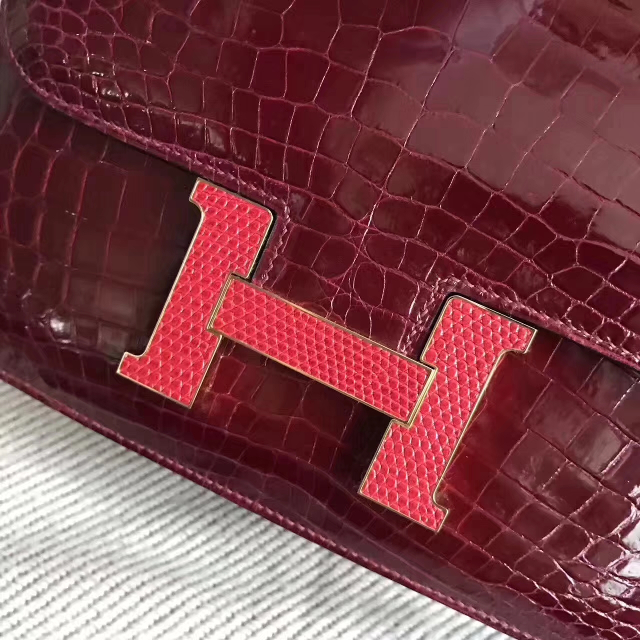 Hermes CK57 Bordeaux Red Shiny Crocodile Leather Constance Bag 23cm