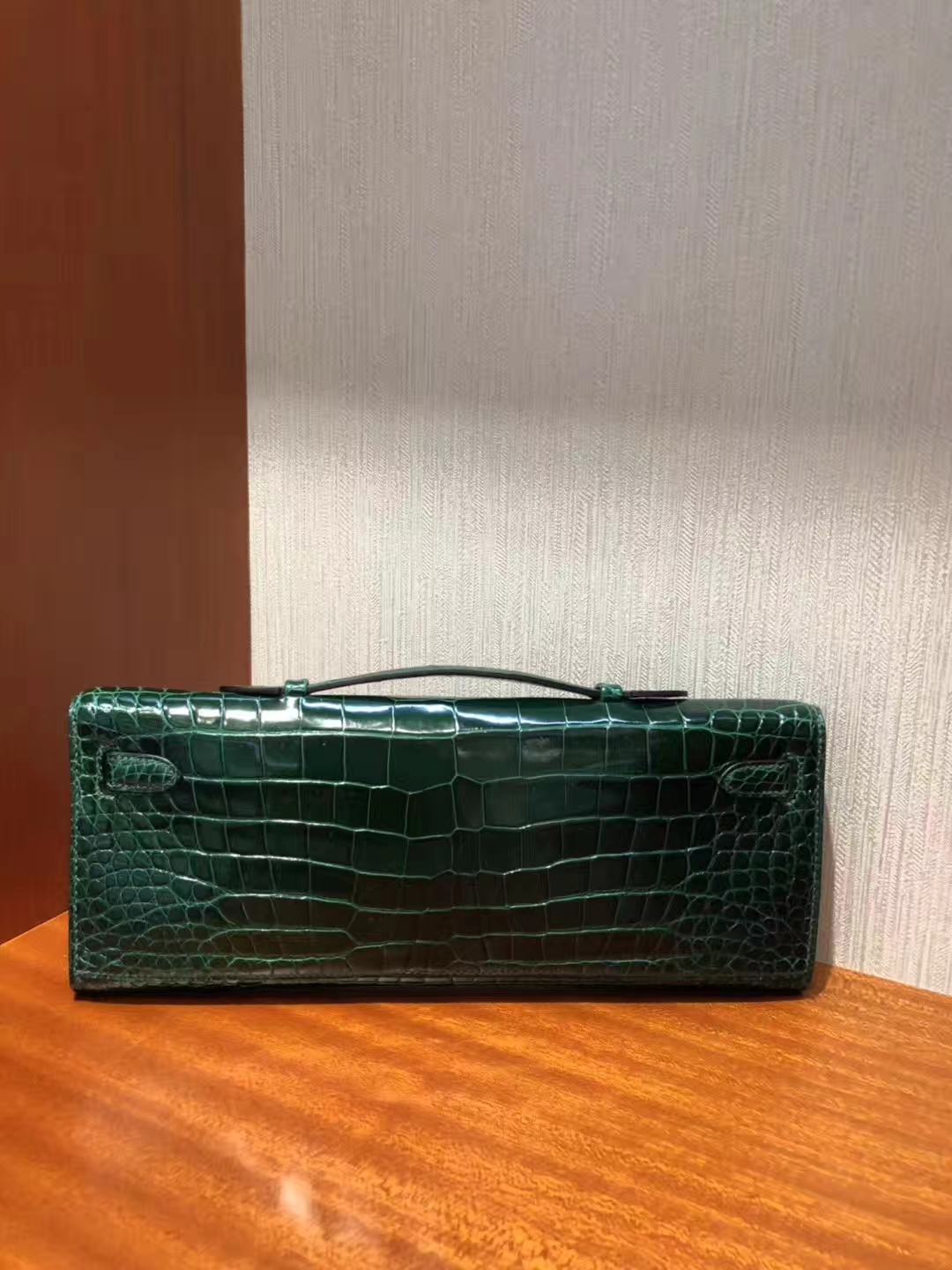 Elegant Hermes Shiny Crocodile Leather Kelly Cut Clutch Bag in CK67 Vert Fonce