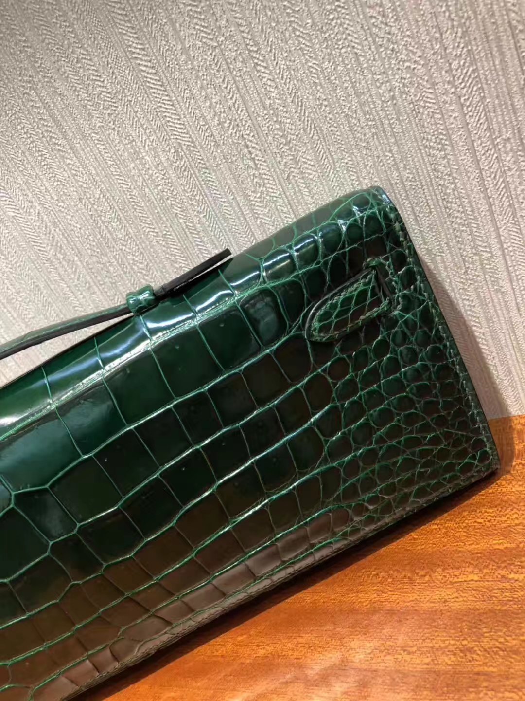 Elegant Hermes Shiny Crocodile Leather Kelly Cut Clutch Bag in CK67 Vert Fonce