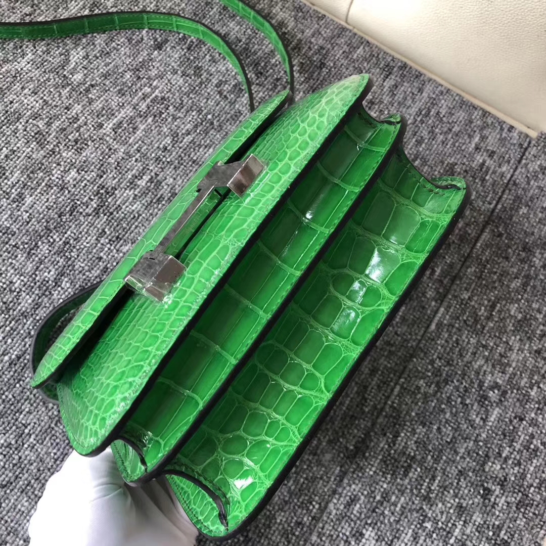 New Hermes Shiny Crocodile Constance18CM Shoulder Bag in 1T Vert Tipien