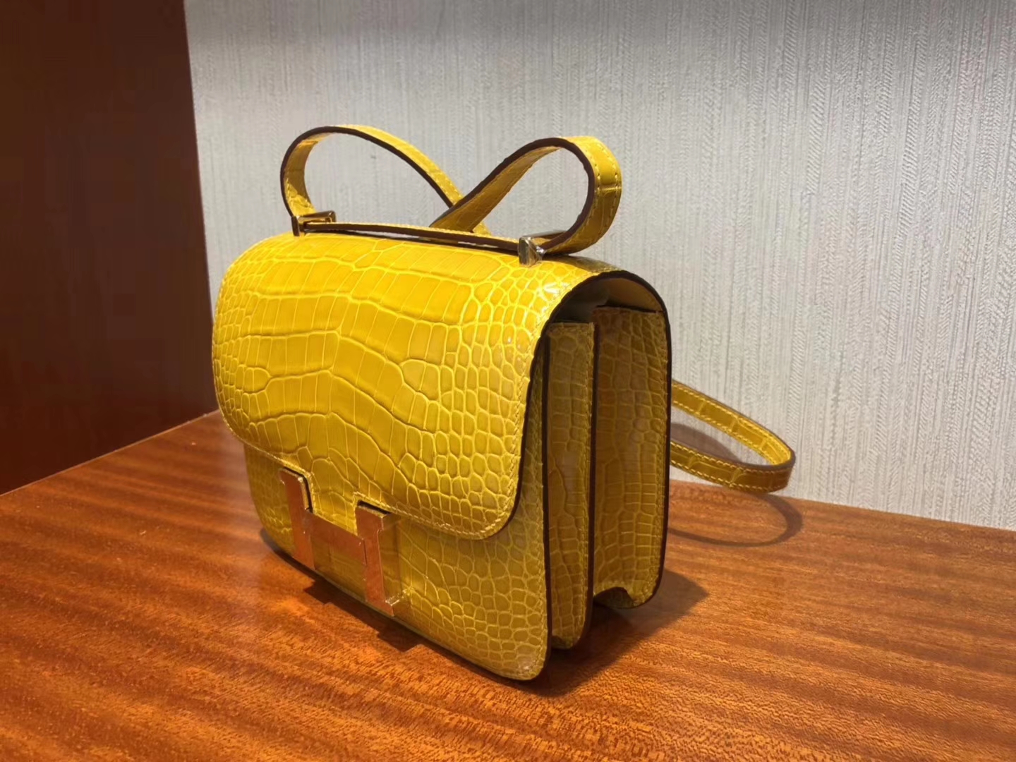 Luxury Hermes 9D Ambre Yellow Shiny Crocodile Constance18CM Bag Gold Hardware