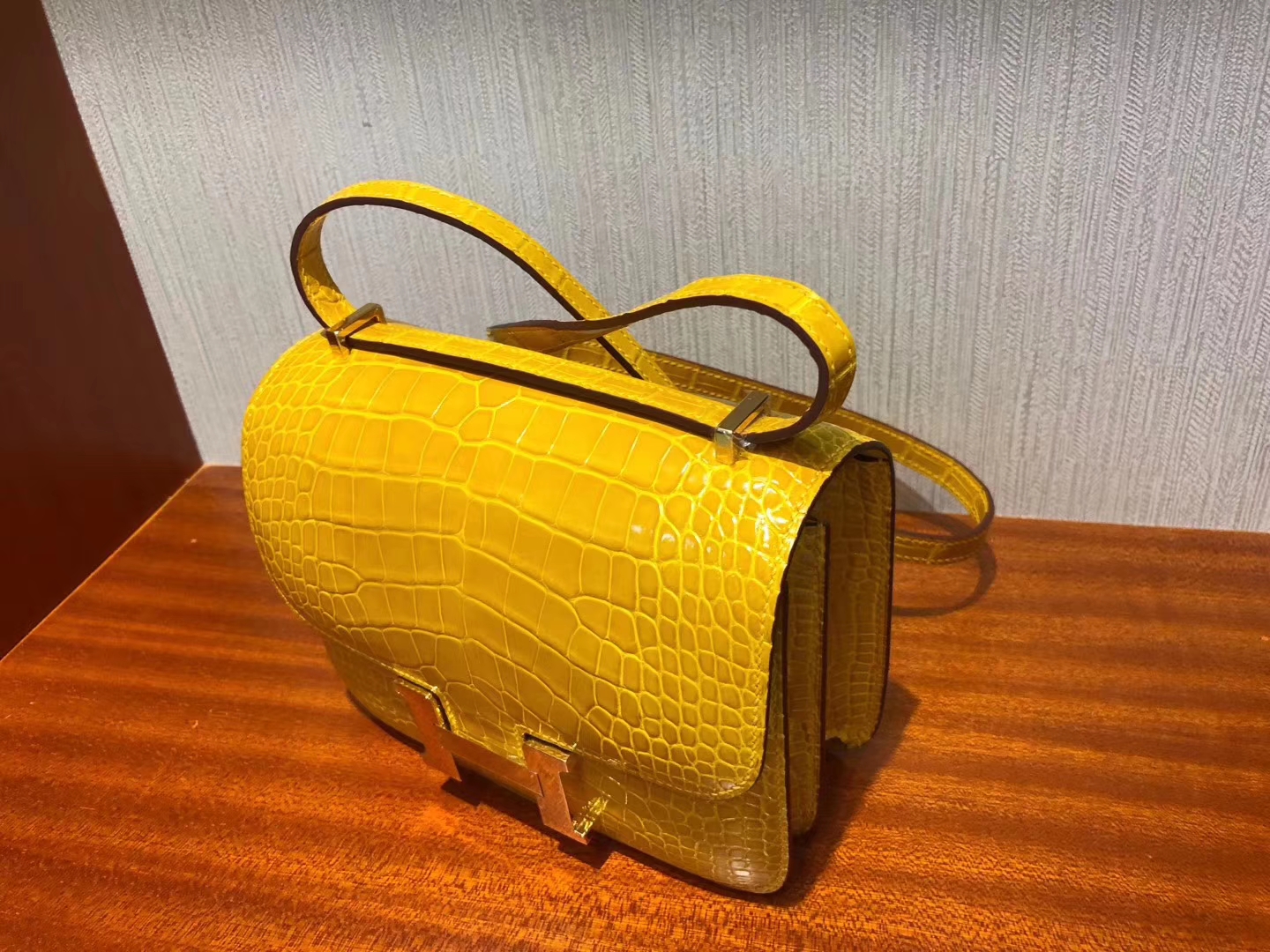 Luxury Hermes 9D Ambre Yellow Shiny Crocodile Constance18CM Bag Gold Hardware