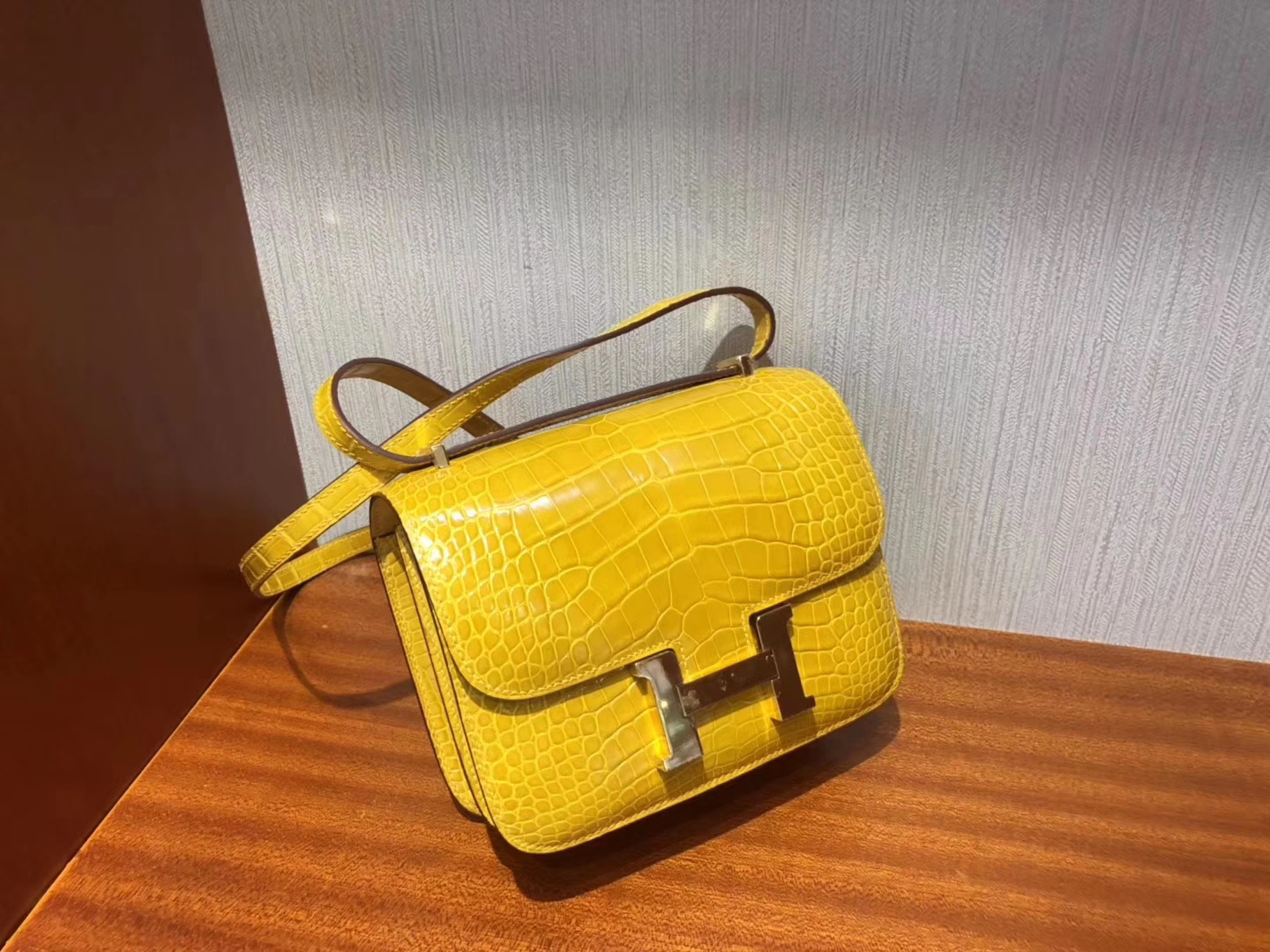 Luxury Hermes 9D Ambre Yellow Shiny Crocodile Constance18CM Bag Gold Hardware