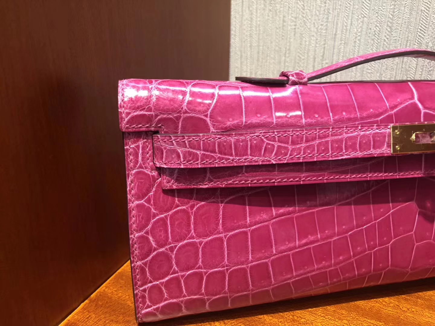 Pretty Hermes 5J Hot Pink Shiny Crocodile Leather Kelly Cut Handbag Gold Hardware