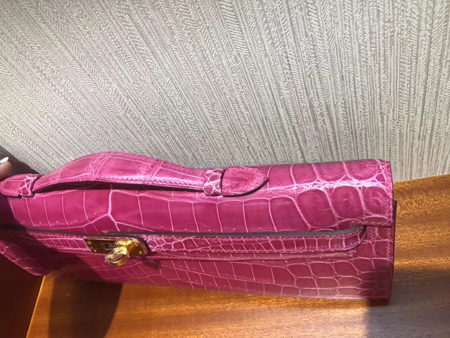 Pretty Hermes 5J Hot Pink Shiny Crocodile Leather Kelly Cut Handbag Gold Hardware