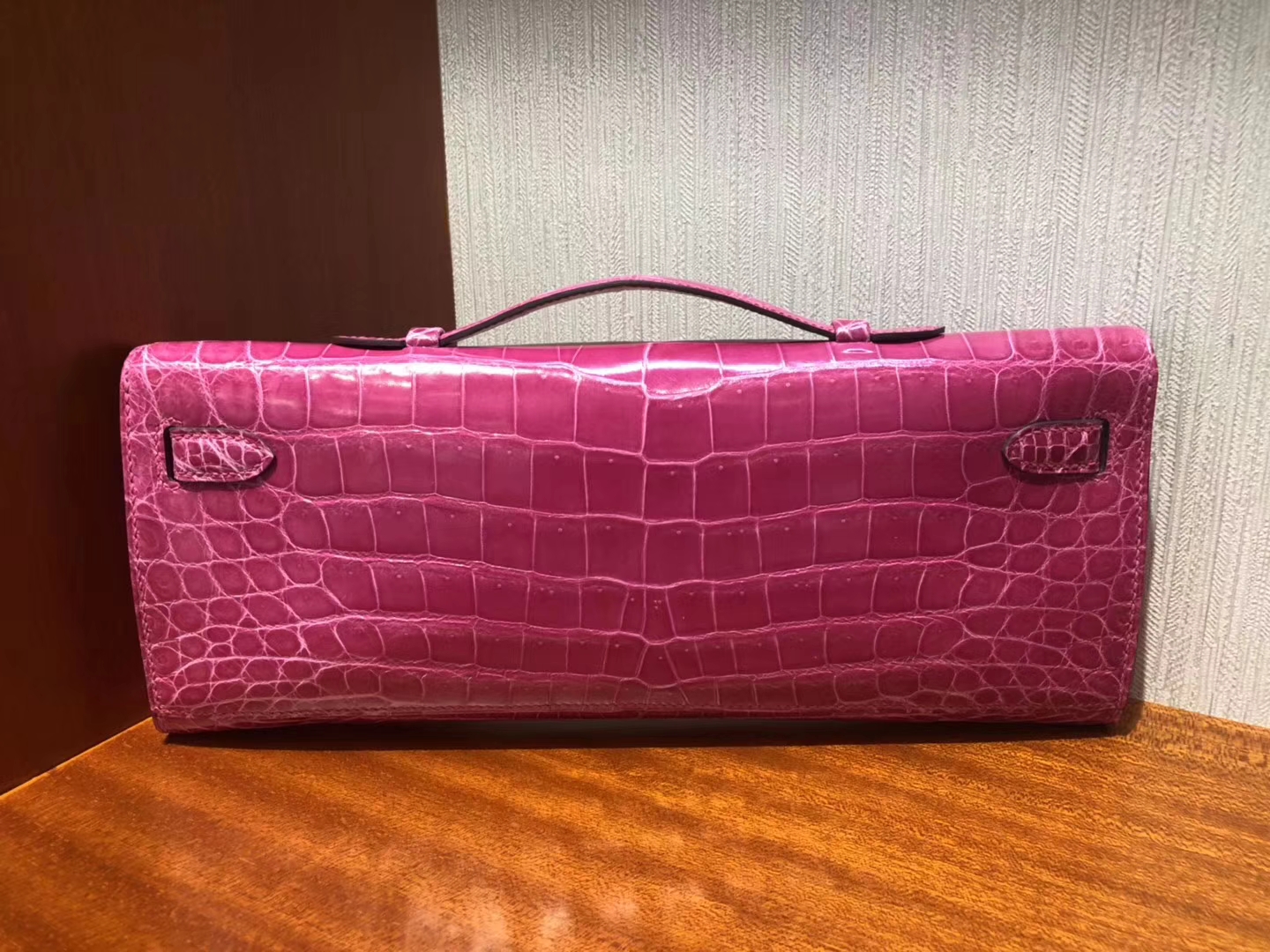 Pretty Hermes 5J Hot Pink Shiny Crocodile Leather Kelly Cut Handbag Gold Hardware