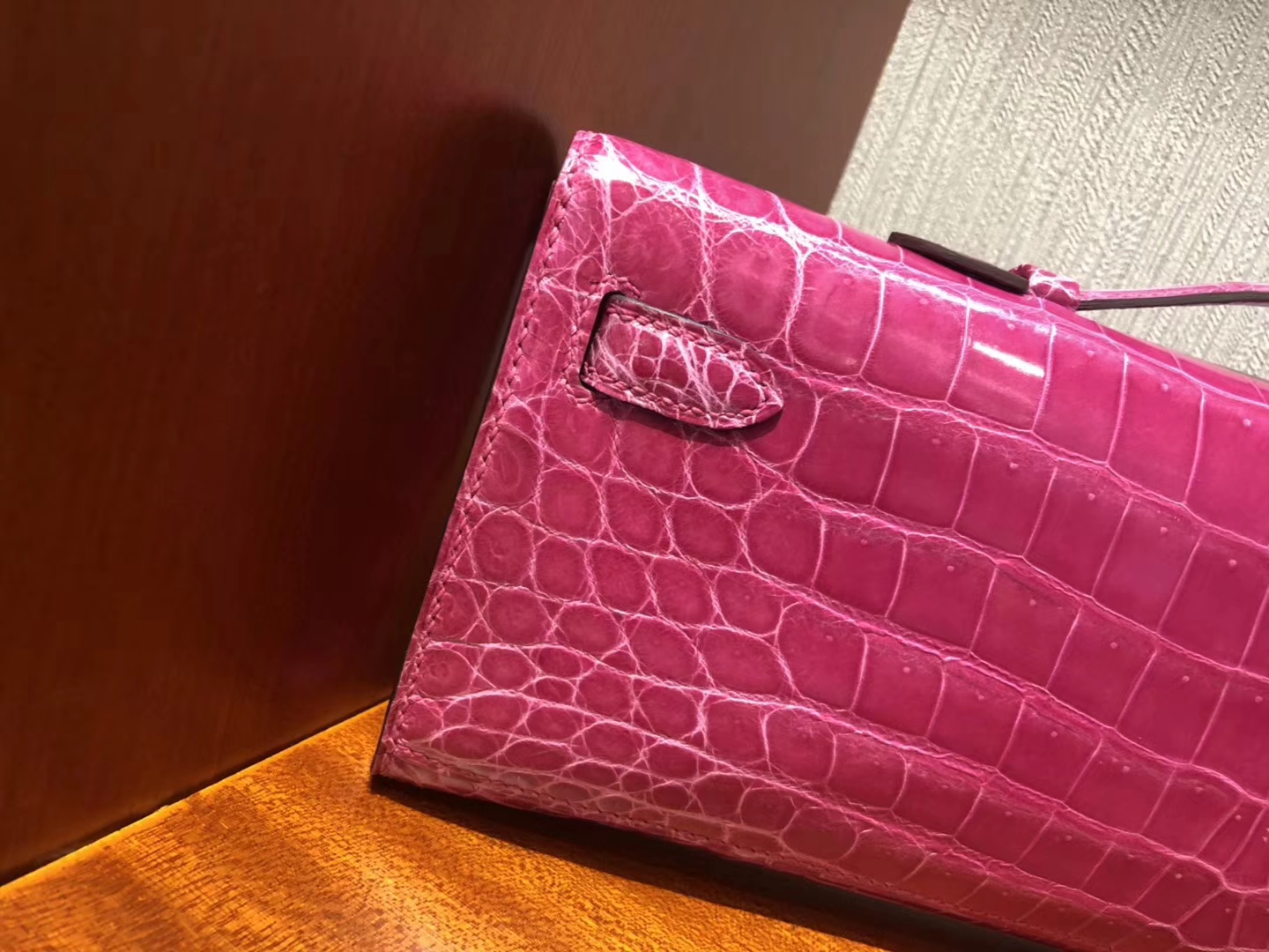 Pretty Hermes 5J Hot Pink Shiny Crocodile Leather Kelly Cut Handbag Gold Hardware