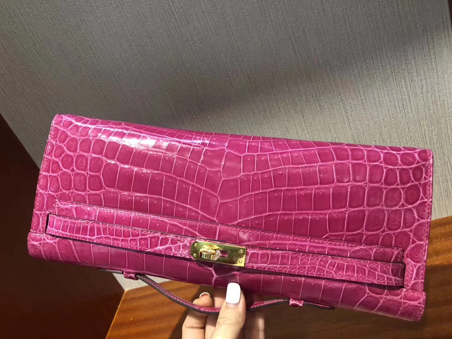 Pretty Hermes 5J Hot Pink Shiny Crocodile Leather Kelly Cut Handbag Gold Hardware