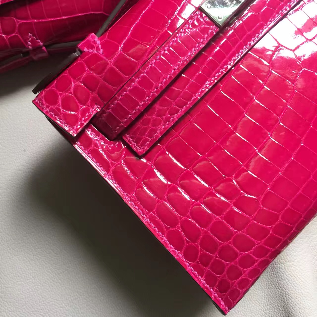 Hermes J5 Rose Scheherazade Crocodile Shiny Leather Minikelly Clutch Bag 22CM
