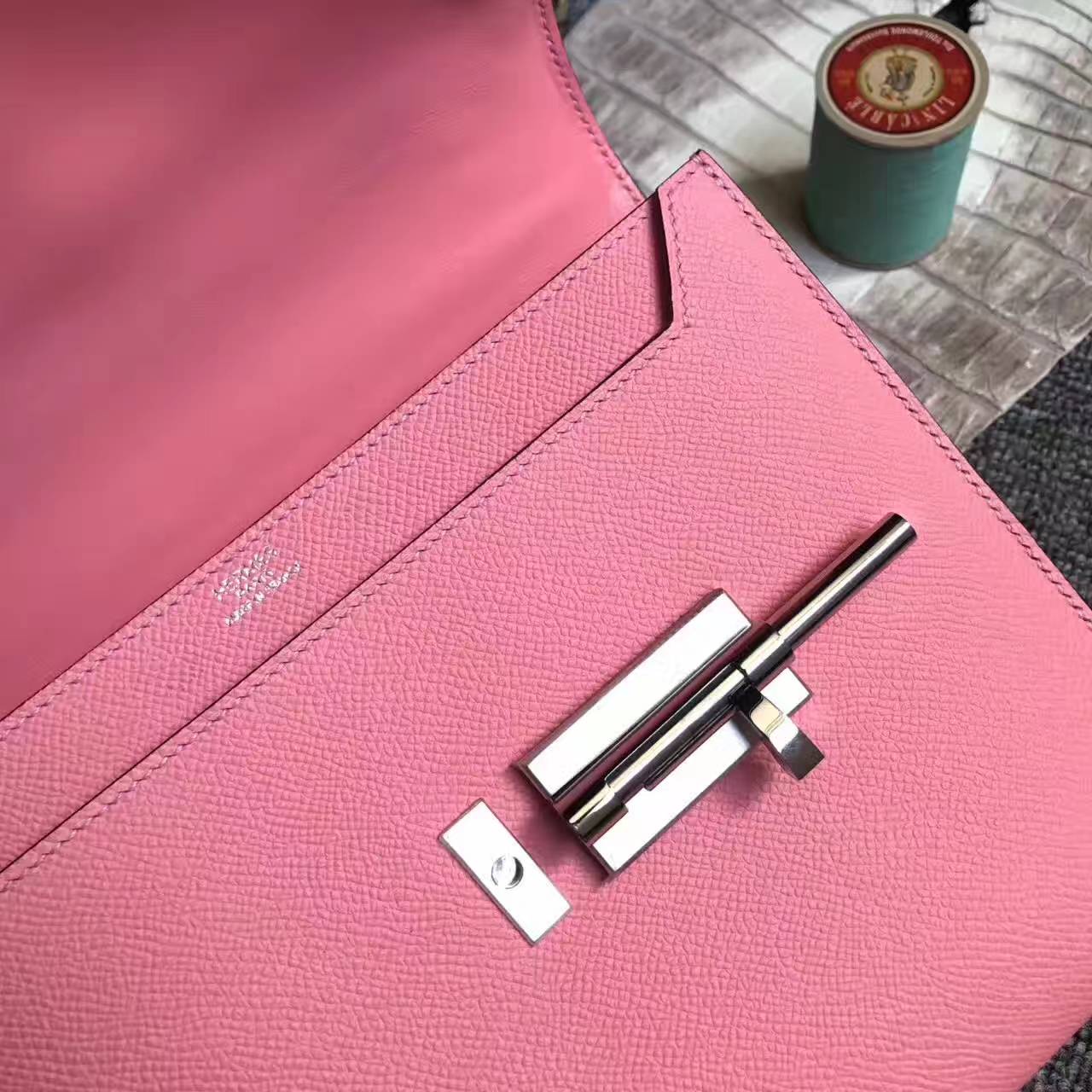 Hand Stitching Hermes Verrou Bag 24cm in 1Q Rose Confetti Epsom Leather