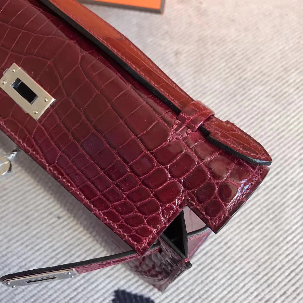Elegant Hermes F5 Bourgogne Red Shiny  Crocodile Leather Minikelly Bag 22cm