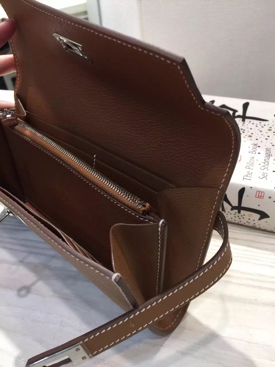 Hand Stitching Hermes Epsom Leather Kelly Wallet in Camel