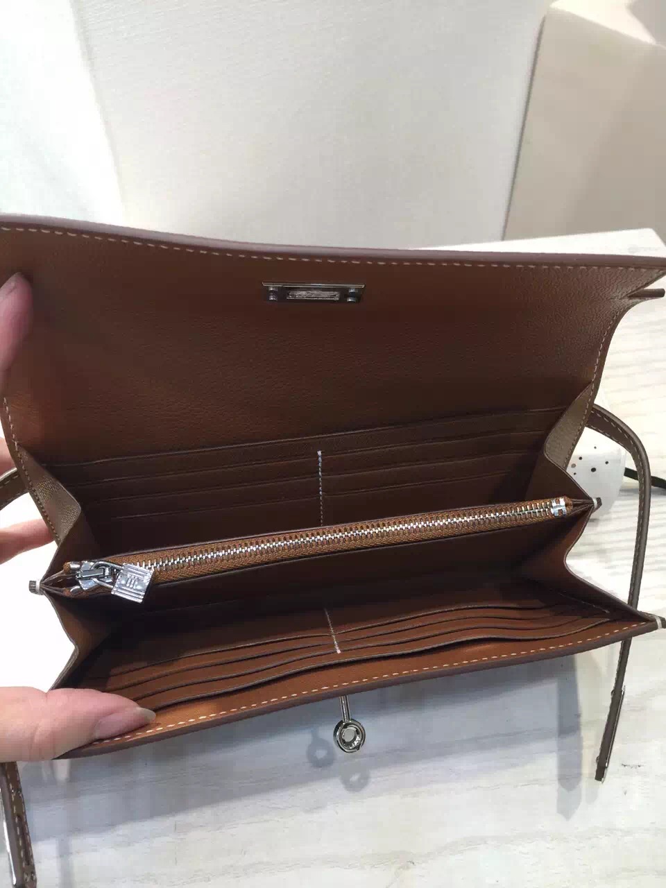 Hand Stitching Hermes Epsom Leather Kelly Wallet in Camel