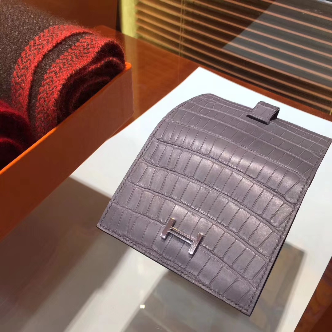 Elegant Hermes Short Bearn Wallet in Grey Crocodile Matt Leather