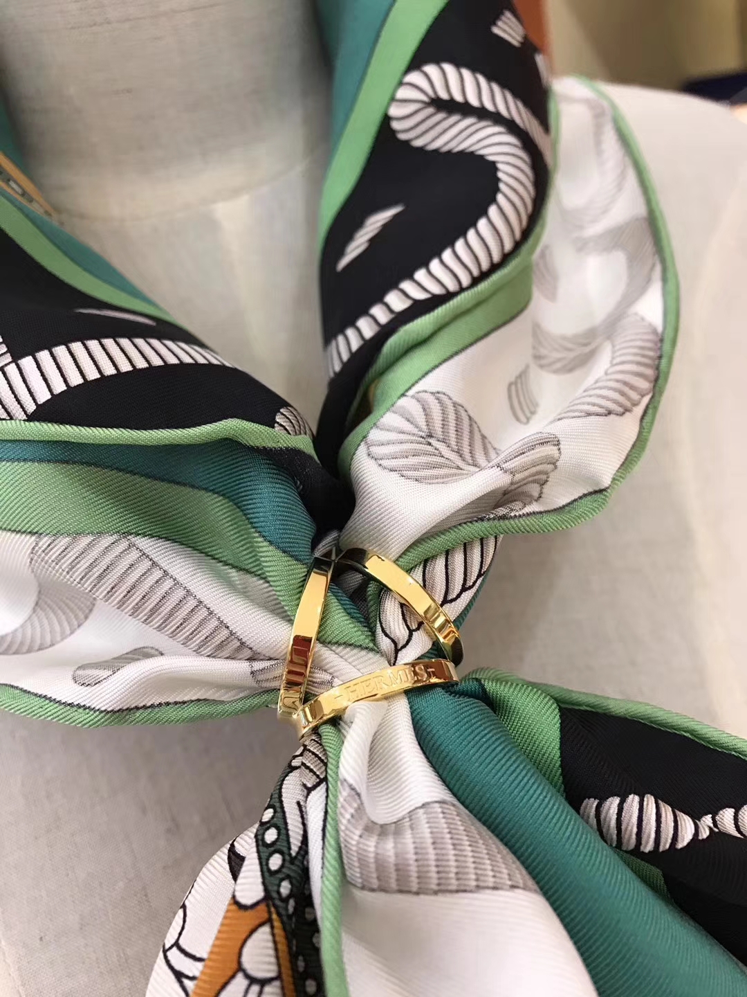 Luxuxy Hermes Grade-A Silk Scarf Cape in Green Color 90*90cm