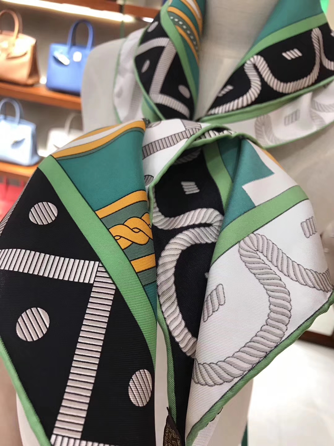 Luxuxy Hermes Grade-A Silk Scarf Cape in Green Color 90*90cm