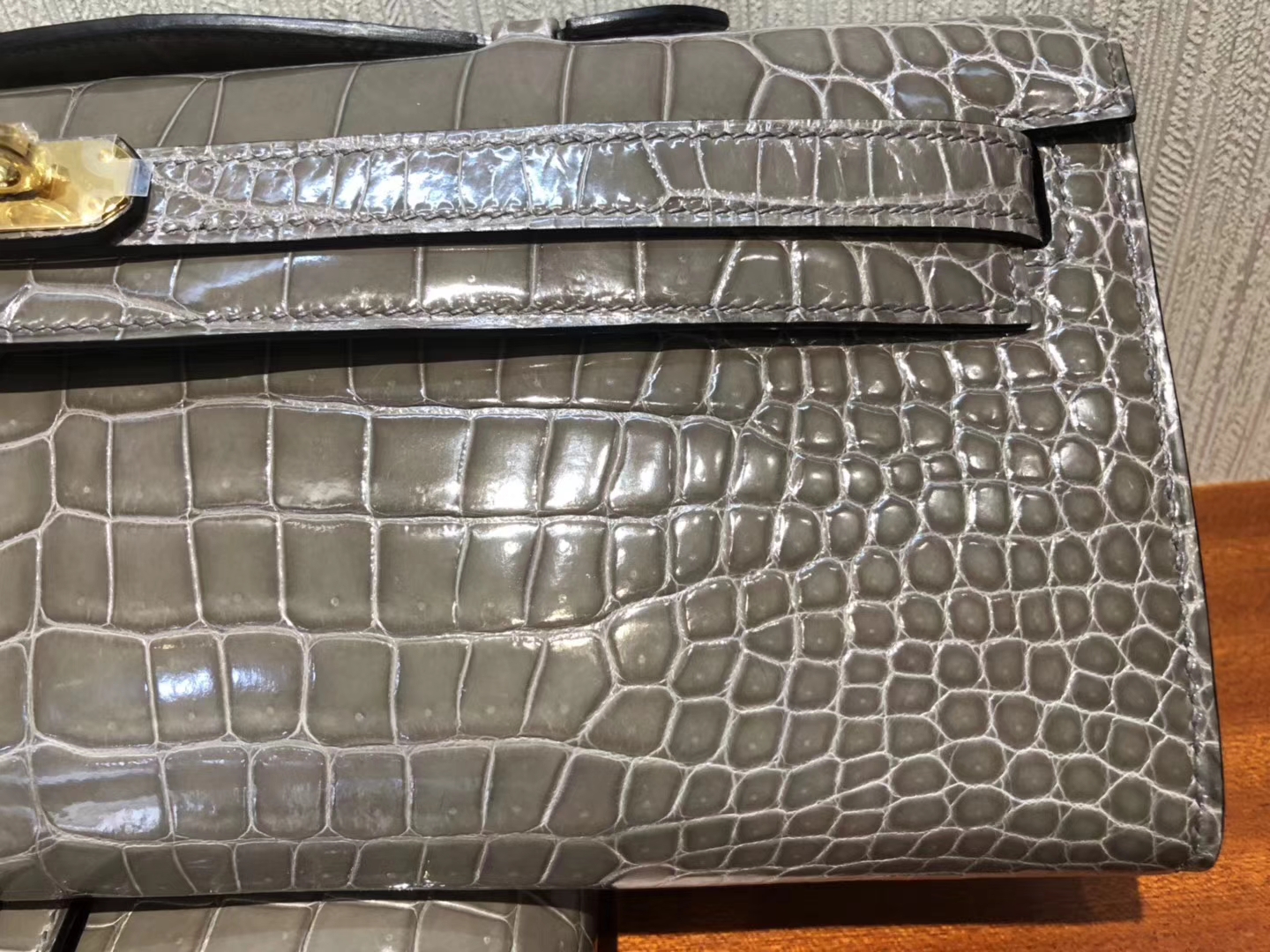 Noble Hermes C81 Gris Tourterelle Shiny Crocodile Kelly Cut Clutch Bag Gold Hardware