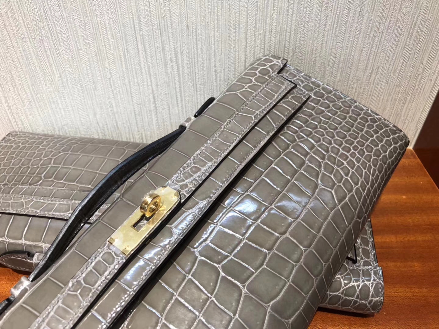 Noble Hermes C81 Gris Tourterelle Shiny Crocodile Kelly Cut Clutch Bag Gold Hardware