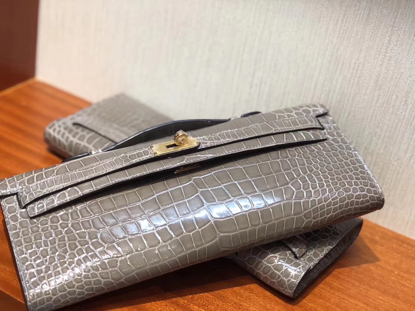Noble Hermes C81 Gris Tourterelle Shiny Crocodile Kelly Cut Clutch Bag Gold Hardware