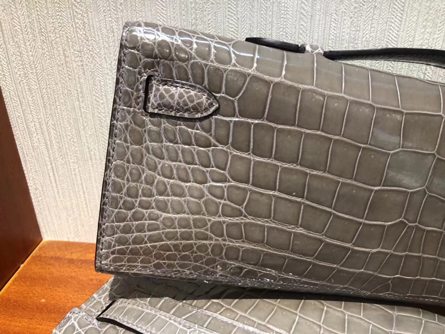 Noble Hermes C81 Gris Tourterelle Shiny Crocodile Kelly Cut Clutch Bag Gold Hardware