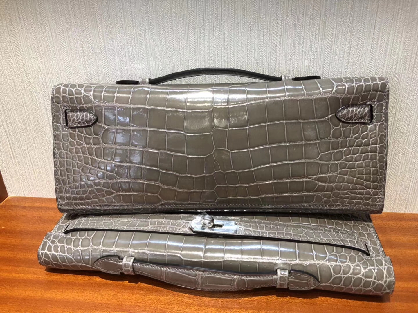 Noble Hermes C81 Gris Tourterelle Shiny Crocodile Kelly Cut Clutch Bag Gold Hardware