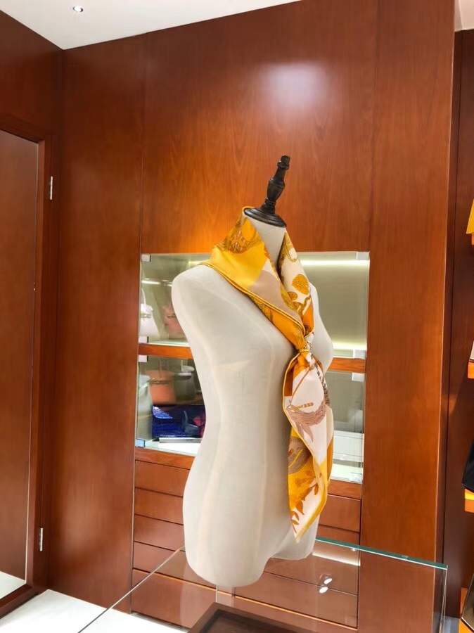 2018 New Hermes Women’s Scarf Yellow《Amazing Animals》Silk 90*90cm