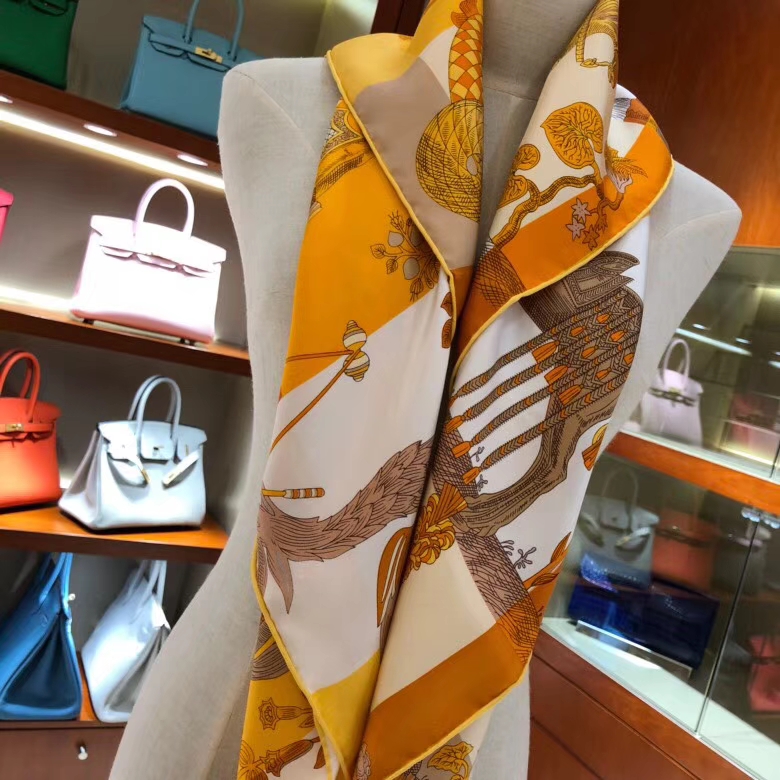 2018 New Hermes Women’s Scarf Yellow《Amazing Animals》Silk 90*90cm