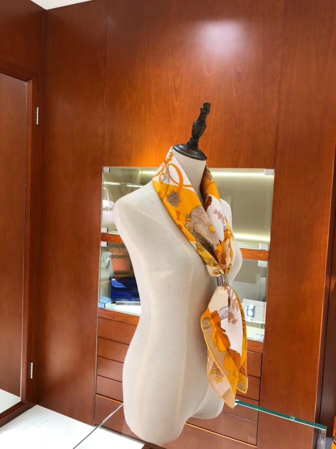 2018 New Hermes Women’s Scarf Yellow《Amazing Animals》Silk 90*90cm