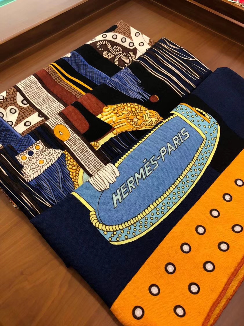 Hermes 2018 Autumn《Noble Saddle》New Cashmere Silk Scarf in Dark Blue