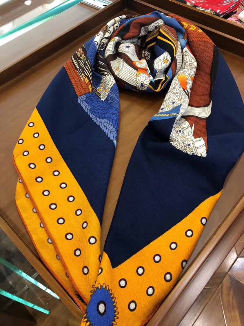 Hermes 2018 Autumn《Noble Saddle》New Cashmere Silk Scarf in Dark Blue