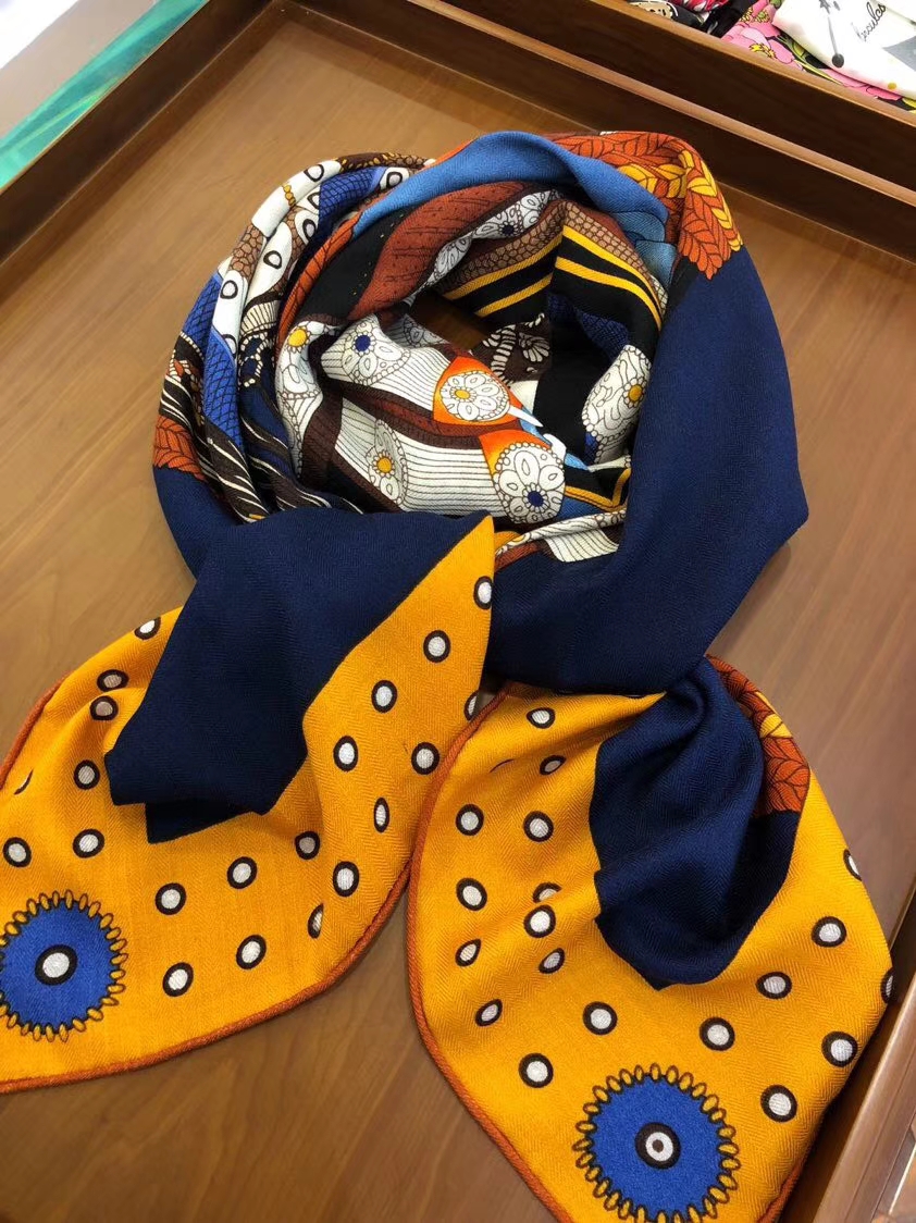 Hermes 2018 Autumn《Noble Saddle》New Cashmere Silk Scarf in Dark Blue