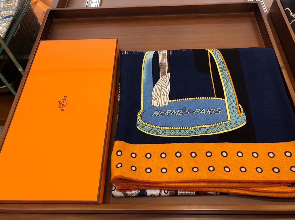 Hermes 2018 Autumn《Noble Saddle》New Cashmere Silk Scarf in Dark Blue
