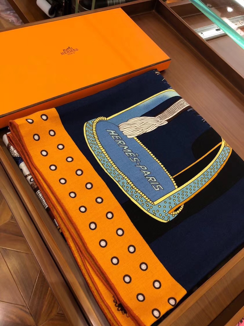 Hermes 2018 Autumn《Noble Saddle》New Cashmere Silk Scarf in Dark Blue