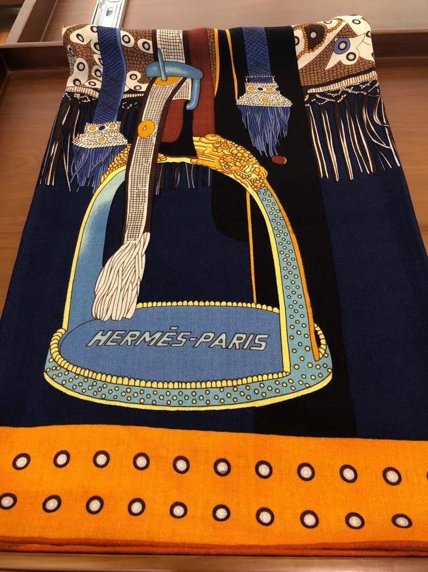 Hermes 2018 Autumn《Noble Saddle》New Cashmere Silk Scarf in Dark Blue