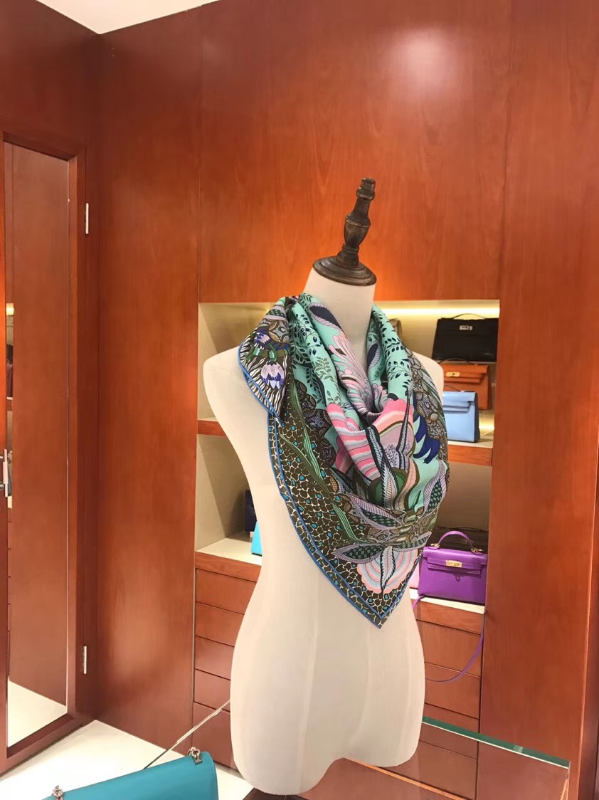 Elegant Hermes Classic Printed 100%Mulberry Silk Women’s Scarf in Mint Green