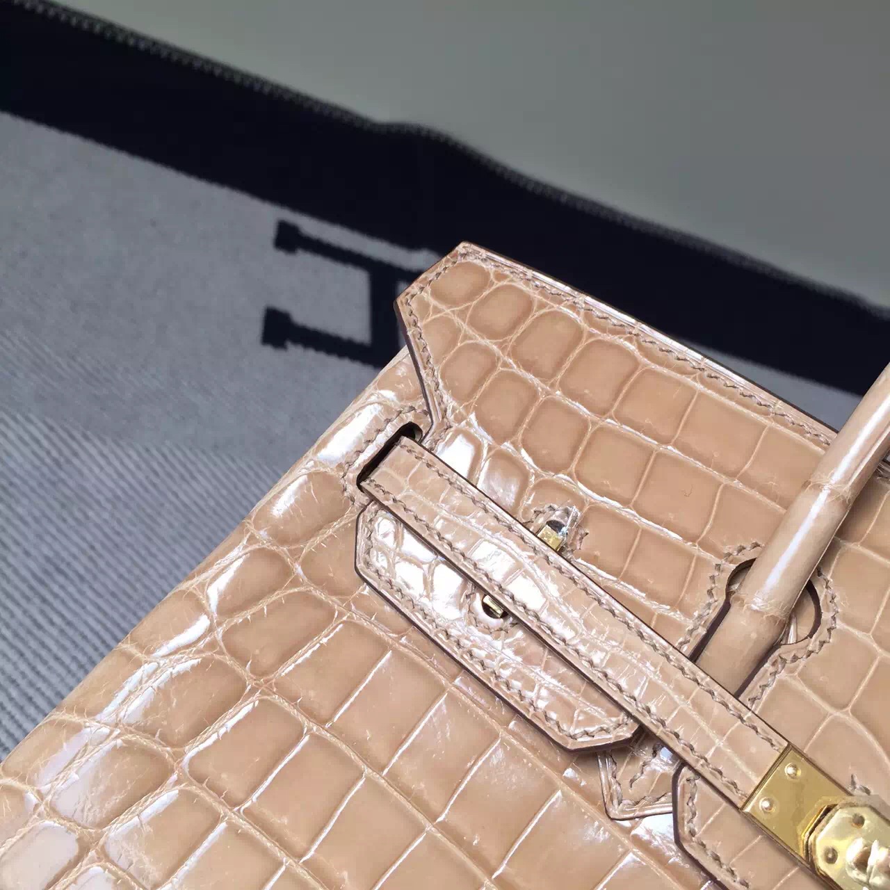 New Arrival Hermes Apricot Crocodile Shiny Leather Birkin Bag 25cm