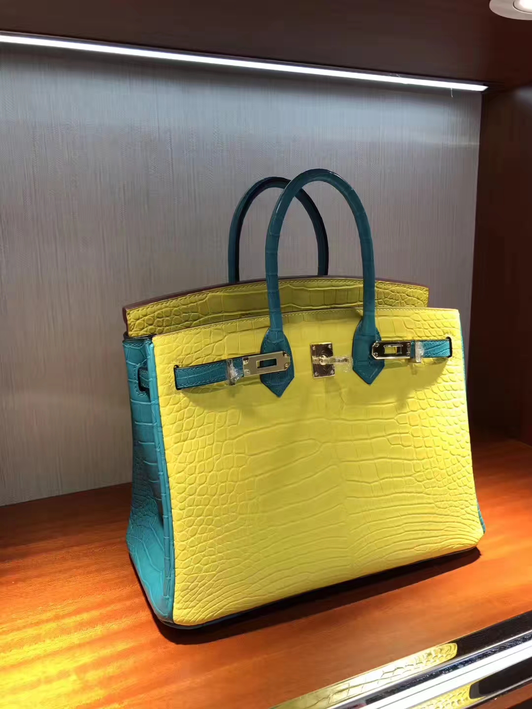 Elegant Hermes 9R Lemon Yellow/7F Blue Paon Matt Crocodile Leather Birkin25CM Bag