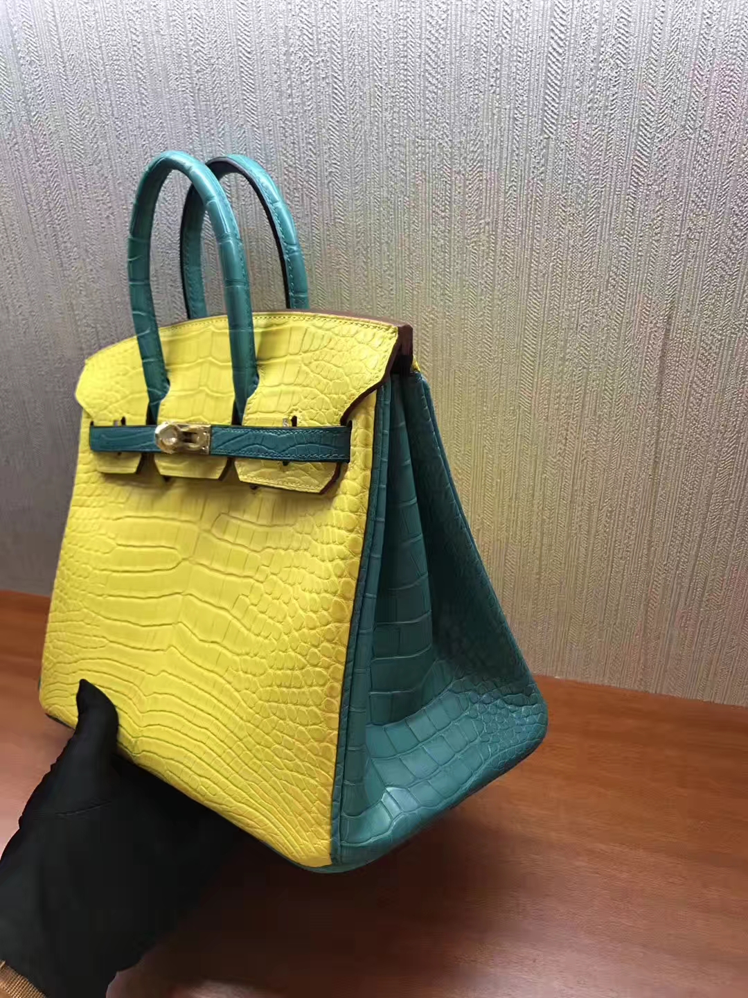 Elegant Hermes 9R Lemon Yellow/7F Blue Paon Matt Crocodile Leather Birkin25CM Bag