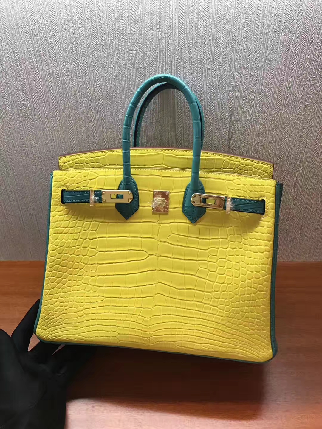 Elegant Hermes 9R Lemon Yellow/7F Blue Paon Matt Crocodile Leather Birkin25CM Bag
