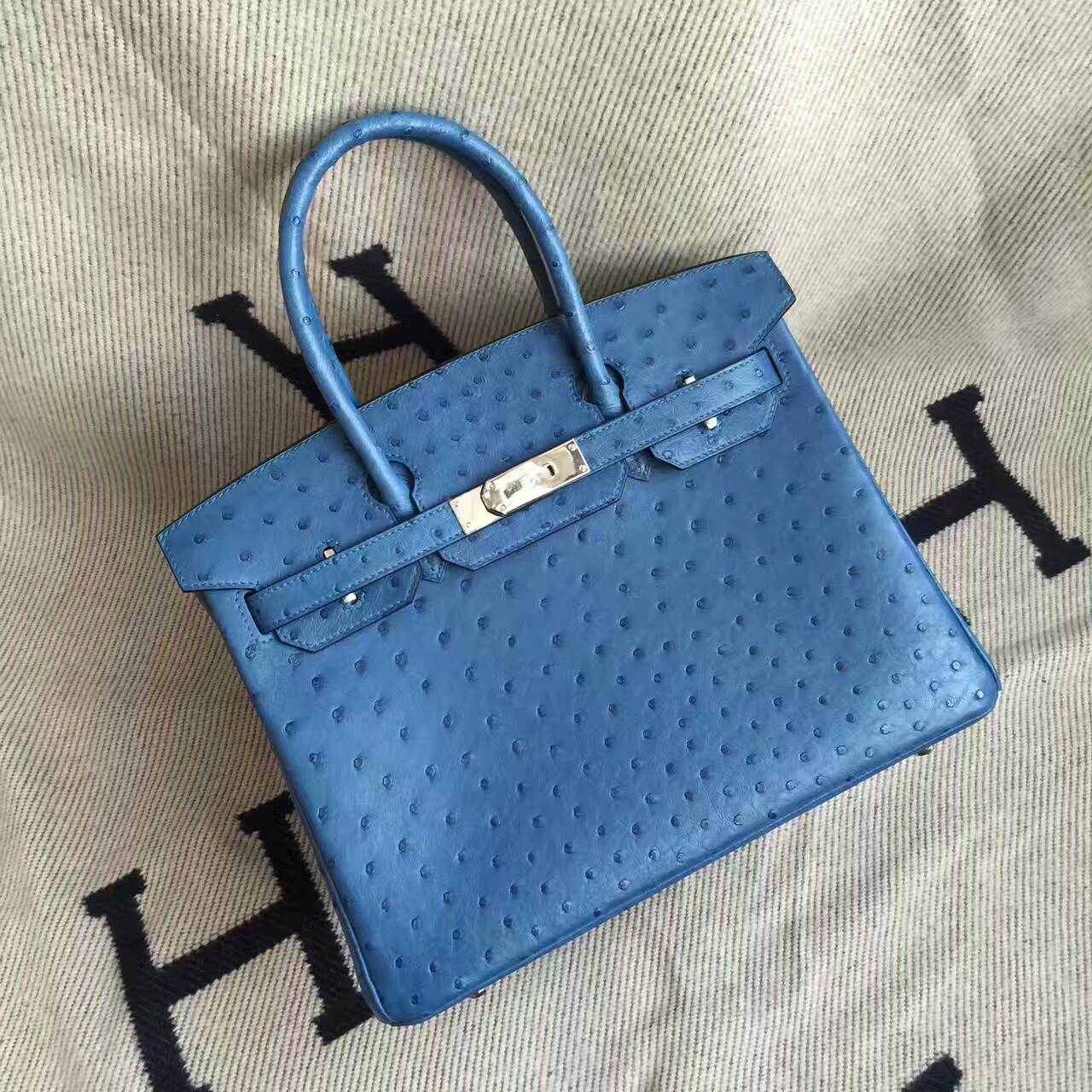 Hand Stitching Hermes Ostrich Leather Birkin30cm Handbag in 7Q Mykonos