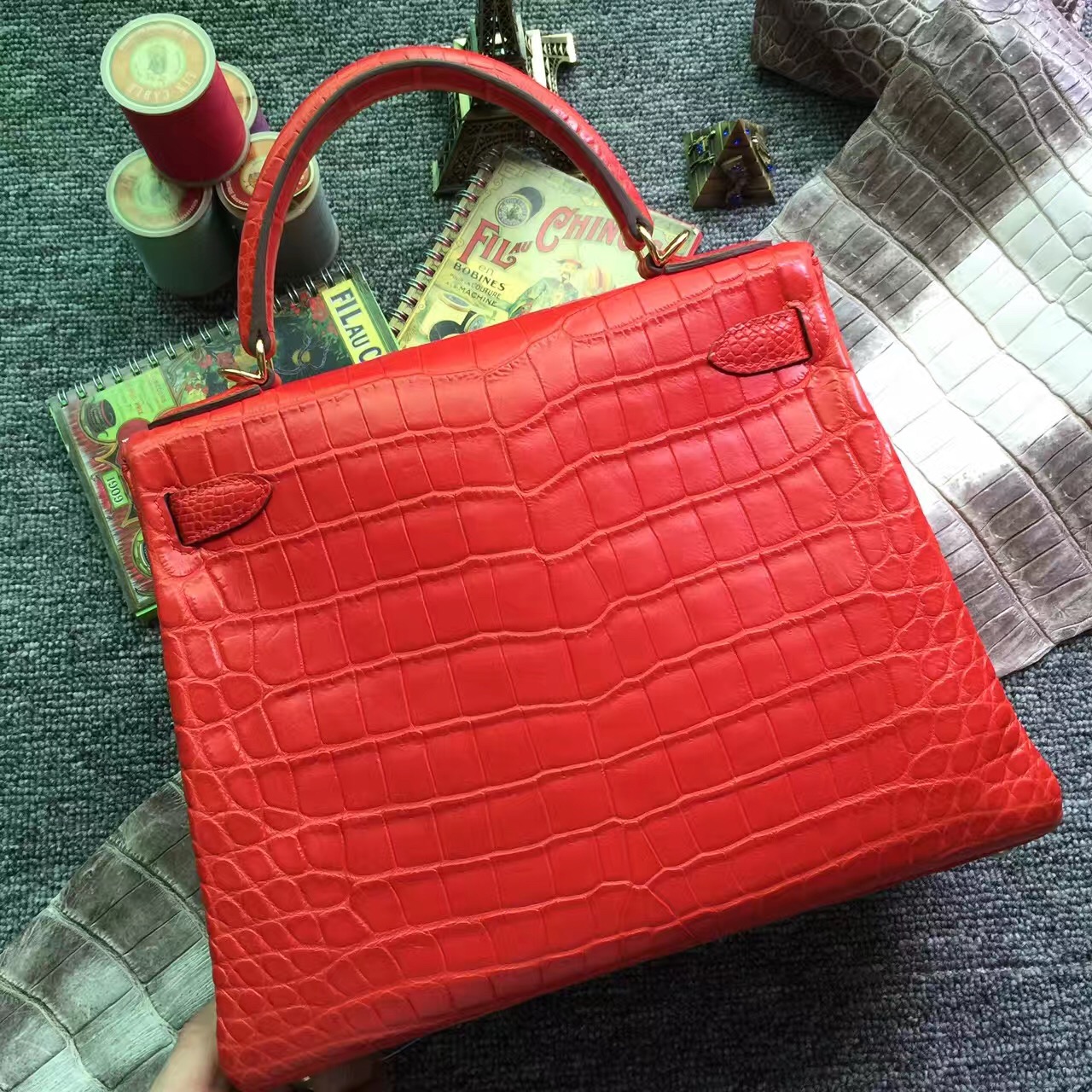 Hot Sale Hermes Crocodile Matt Leather Retourne Kelly28CM in D5 Geranium Red