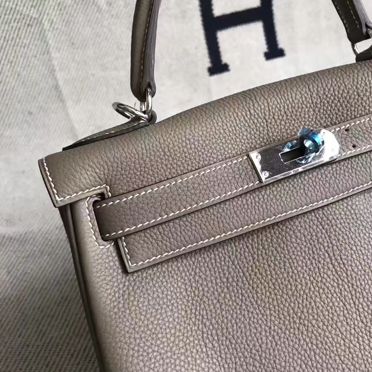 Hand Stitching Hermes C18 Etoupe Grey Togo Leather Retourne Kelly Bag 28CM