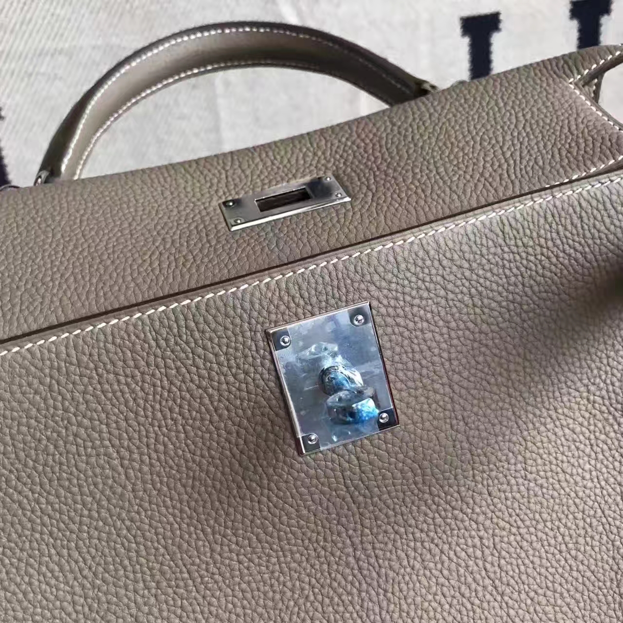 Hand Stitching Hermes C18 Etoupe Grey Togo Leather Retourne Kelly Bag 28CM