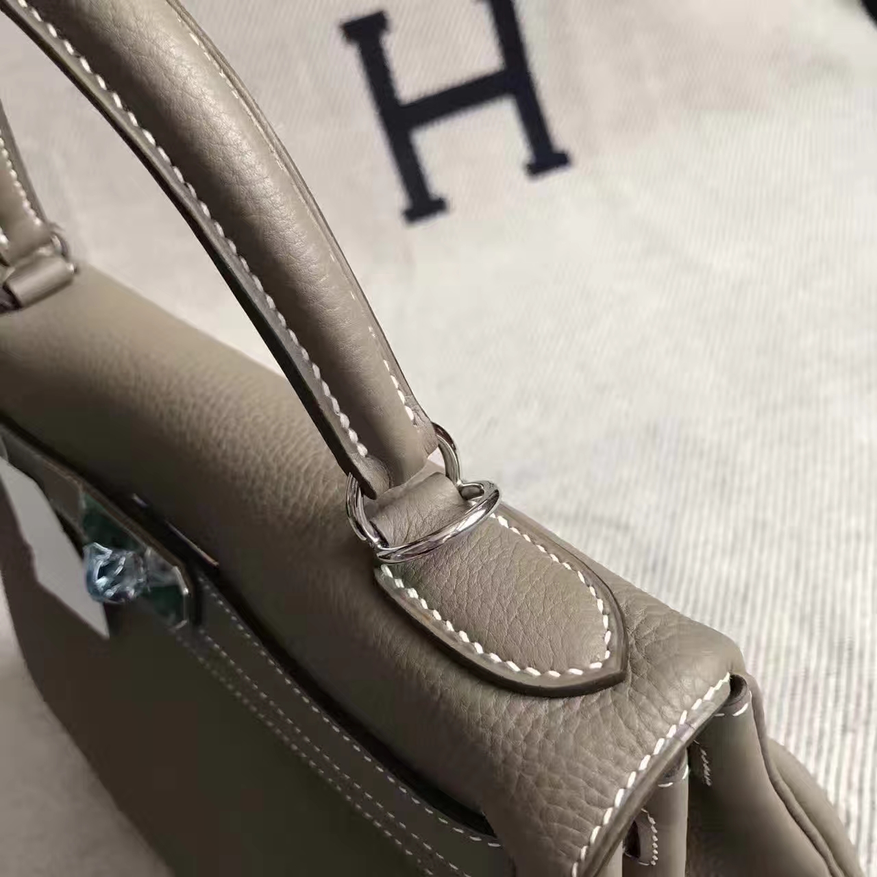 Hand Stitching Hermes C18 Etoupe Grey Togo Leather Retourne Kelly Bag 28CM