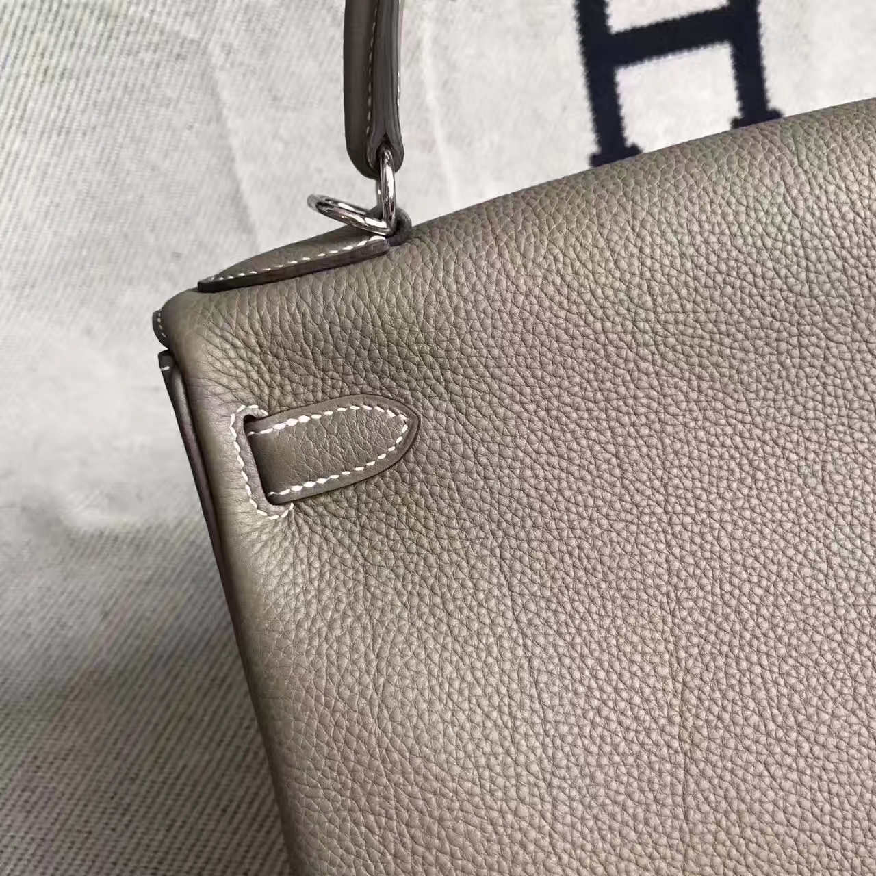 Hand Stitching Hermes C18 Etoupe Grey Togo Leather Retourne Kelly Bag 28CM