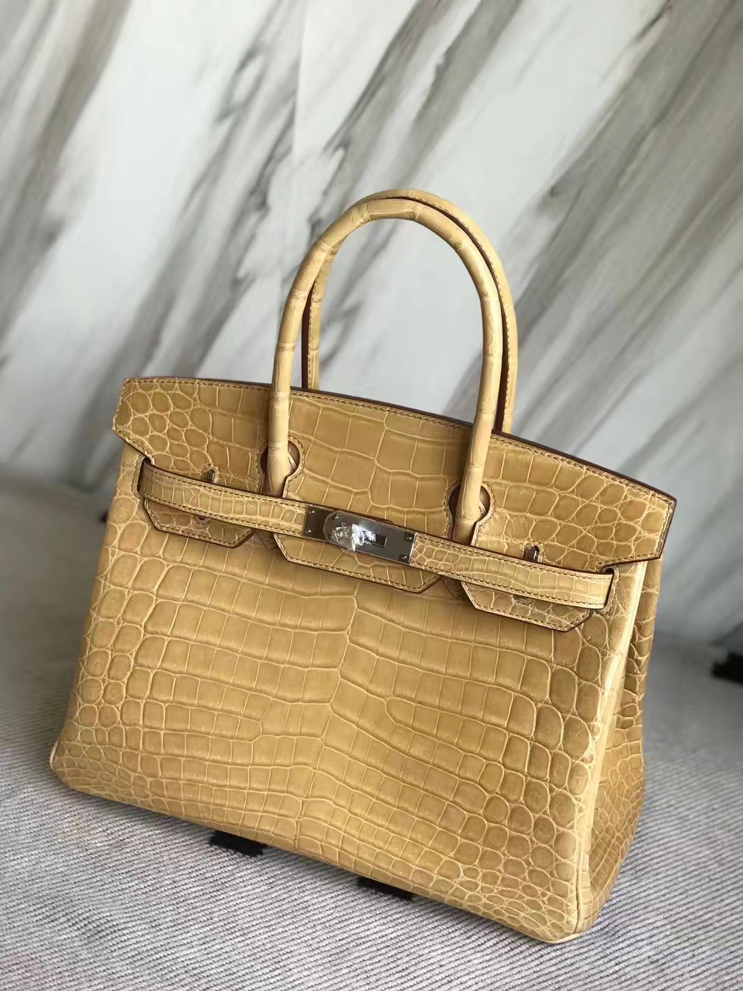 Elegant Hermes Shiny Crocodile Leather Birkin30cm Bag in 1C Poussiere Silver Hardware