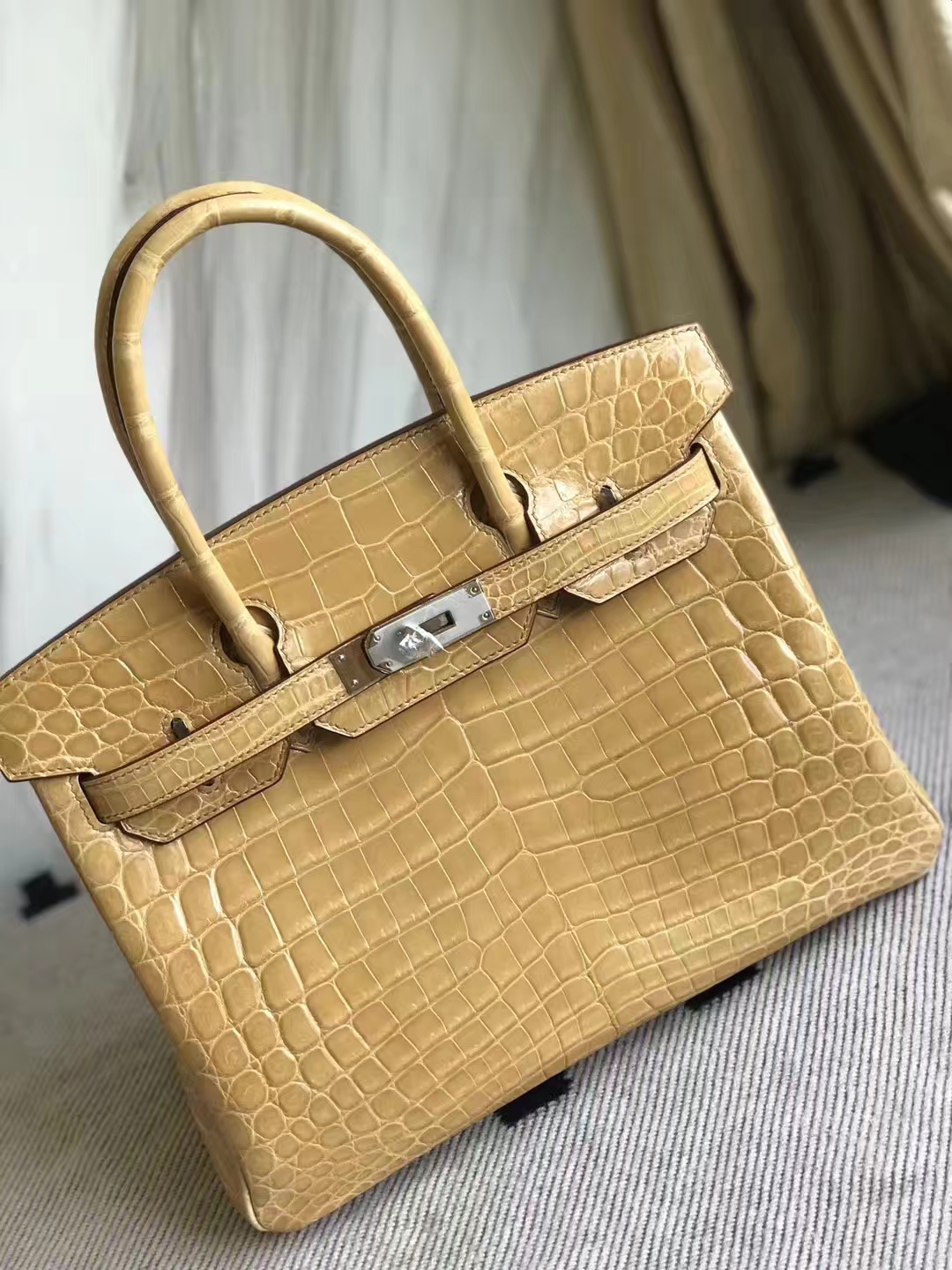 Elegant Hermes Shiny Crocodile Leather Birkin30cm Bag in 1C Poussiere Silver Hardware